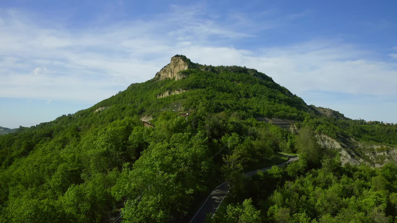 空中:在多云的天空下绿色的天然岩石形成的风景，无人机飞过树木-亚平宁山脉，意大利视频素材