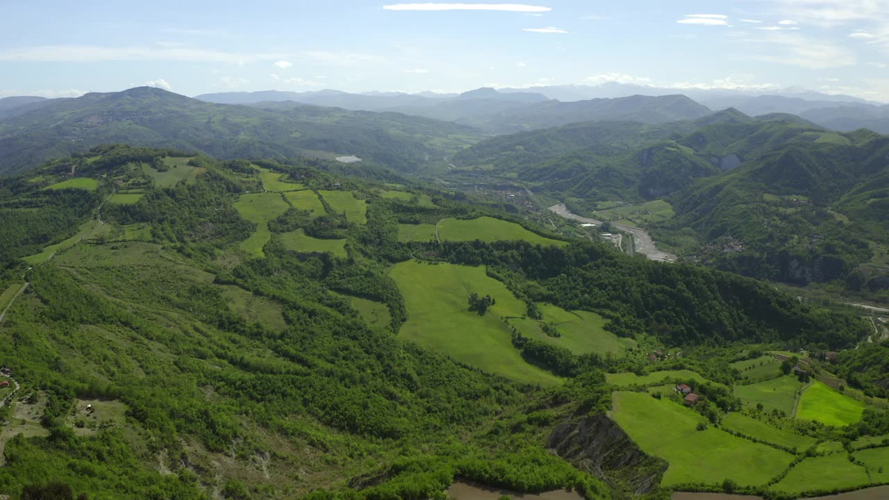 在森林山脉的河流的空中风景，无人机向后飞过绿树-亚平宁山脉，意大利视频素材