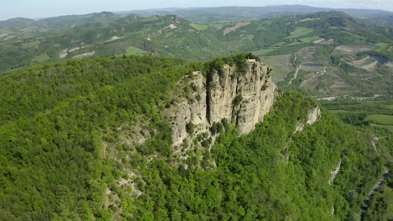 空中平移自然绿色山脉的风景，无人机飞过森林-亚平宁山脉，意大利视频素材