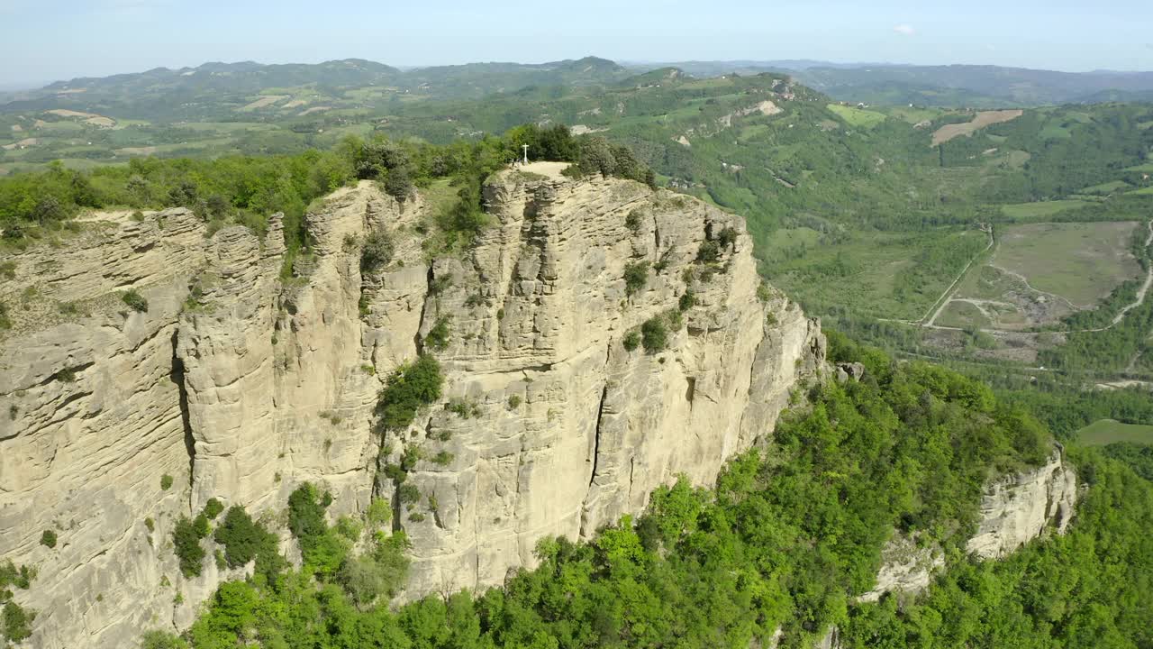 自然山上绿树的空中田园照片，无人机在阳光下飞过森林-亚平宁山脉，意大利视频素材