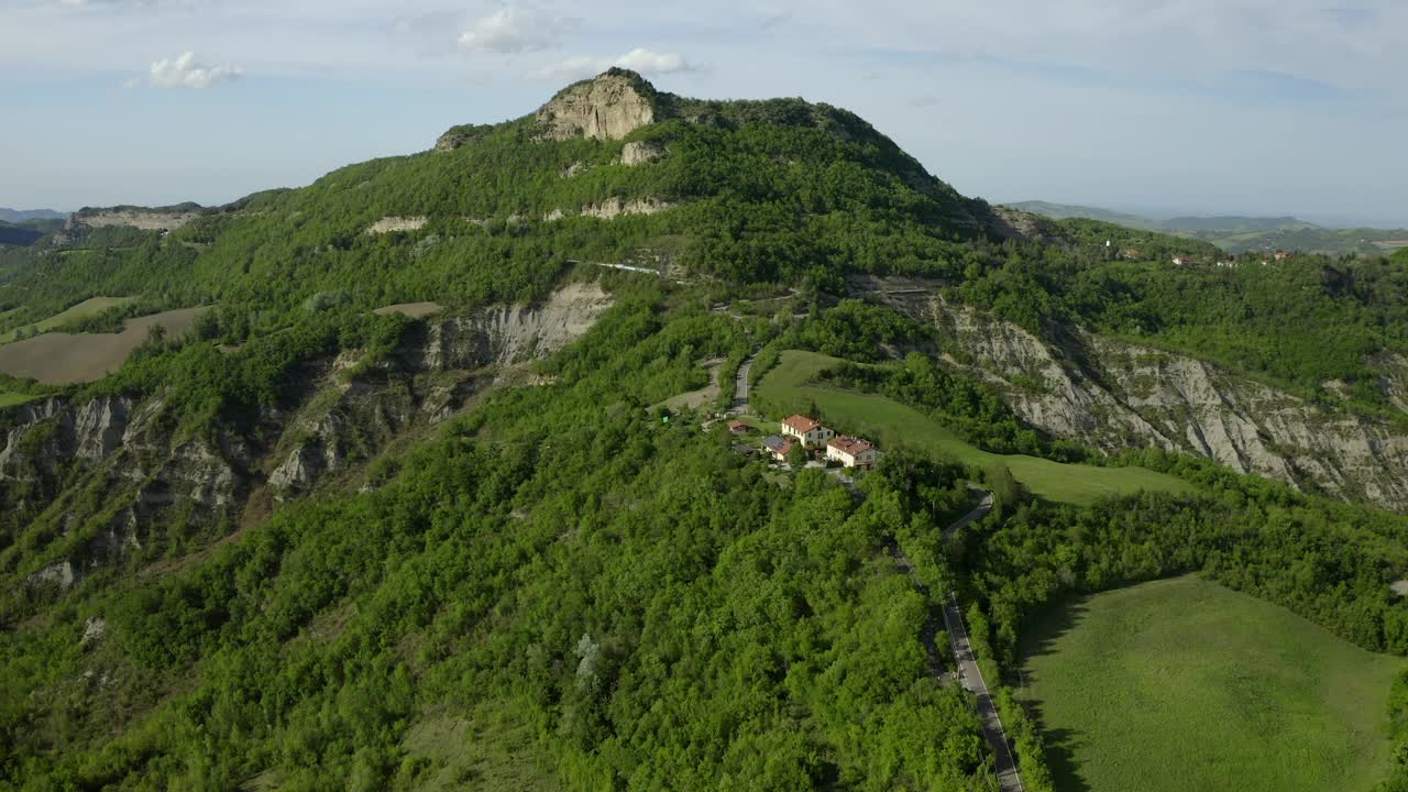 空中建造的房屋在山上的树，无人机在绿色景观飞行前进-亚平宁山脉，意大利视频素材