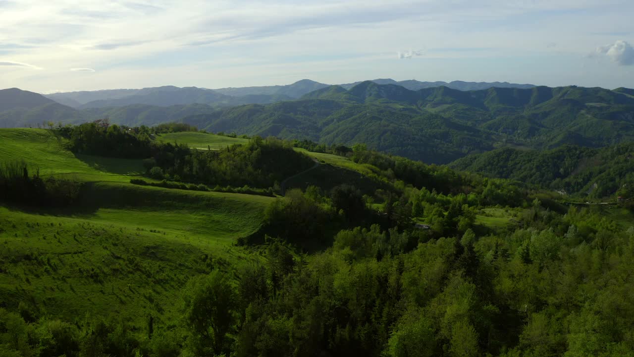 空中美丽的绿色小山对多云的天空，无人机飞过植物和树木-亚平宁山脉，意大利视频素材