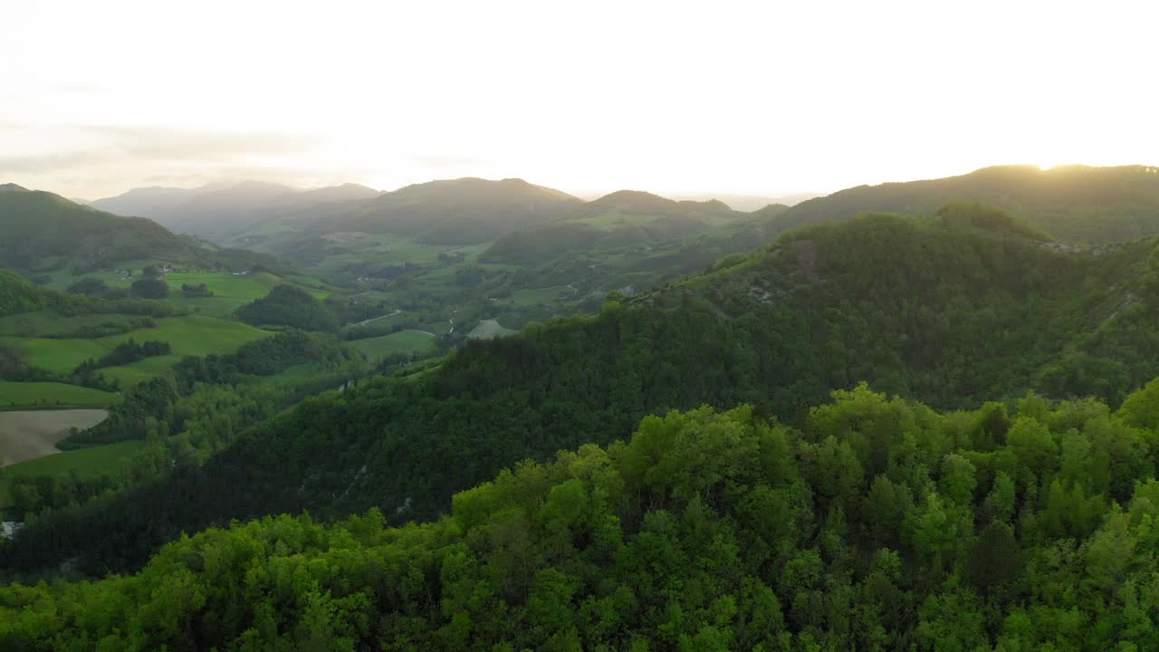 绿色山丘上的阳光的空中美丽镜头，无人机飞向风景-亚平宁山脉，意大利视频素材