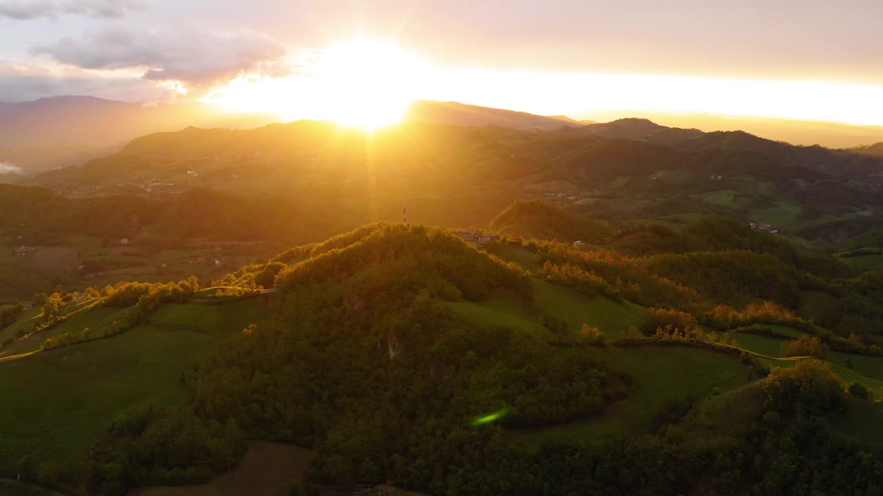 空中的阳光落在自然的绿色小山在日落-亚平宁山脉，意大利视频素材