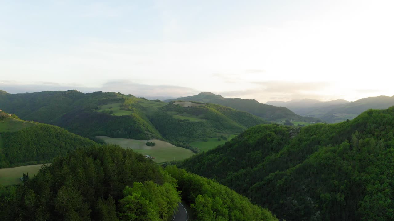 空中美丽的照片，绿色的自然丘陵景观在多云的天空在日落-亚平宁山脉，意大利视频素材