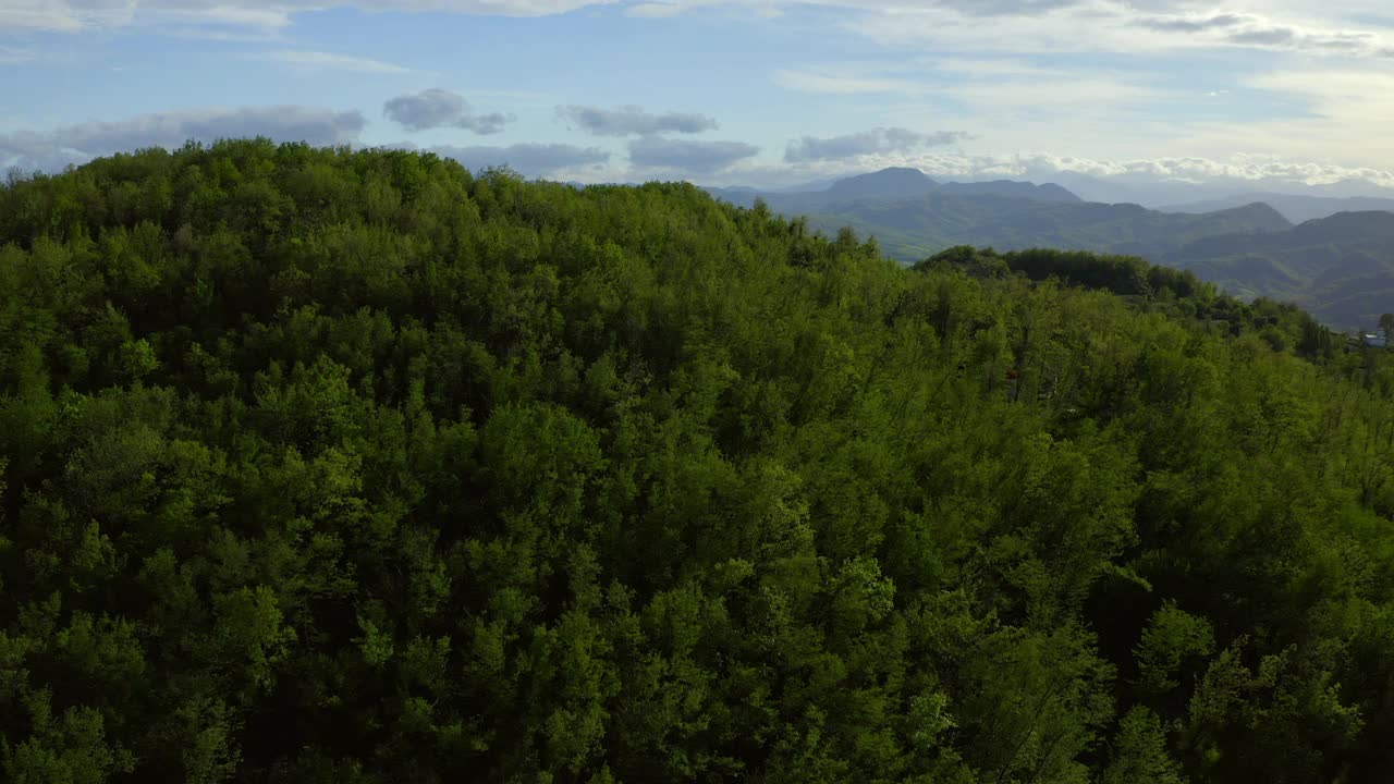 空中美丽的丘陵景观在多云的天空，无人机飞过绿树-亚平宁山脉，意大利视频素材