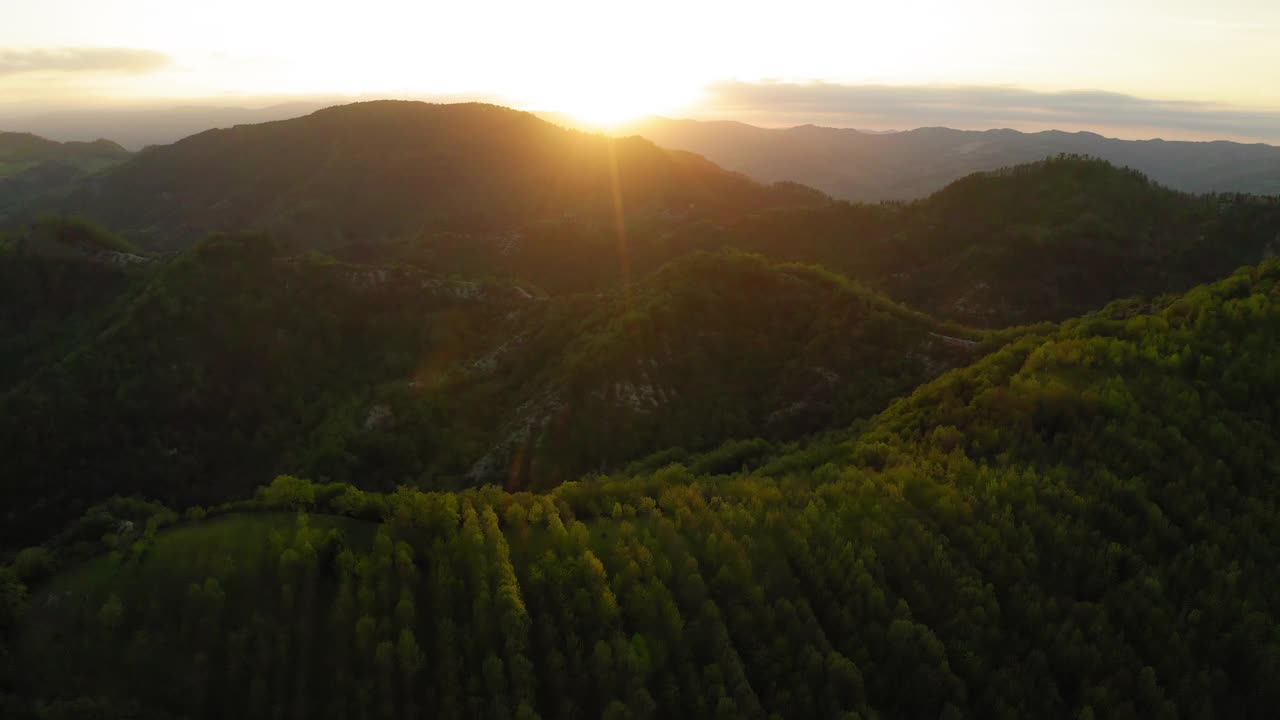 航拍:在多云的天空下天然岩层的美丽镜头，无人机向后飞过绿色植物-亚平宁山脉，意大利视频素材