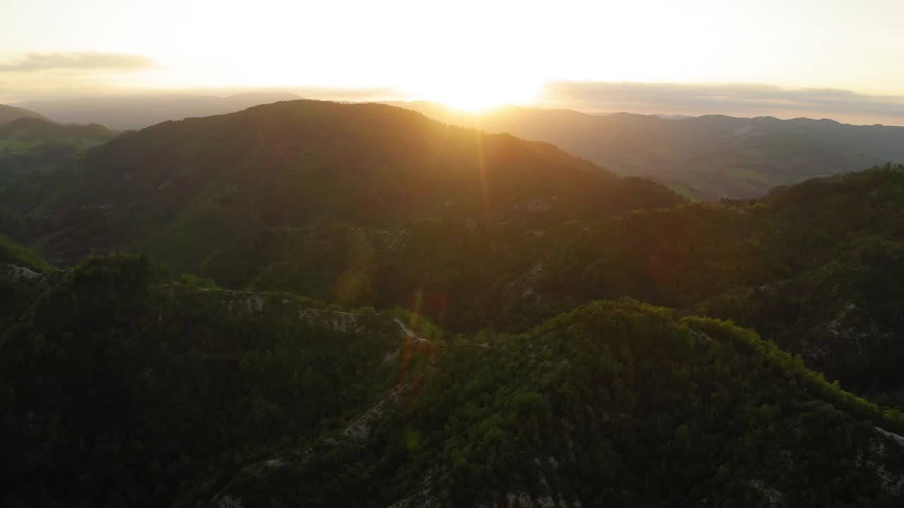 鸟瞰图:日落时亚平宁山脉的阳光风景视频素材