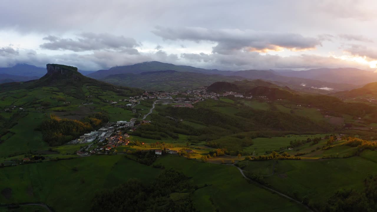 在山上的住宅的空中美丽的镜头，日落时无人机在景观上飞行-亚平宁山脉，意大利视频素材