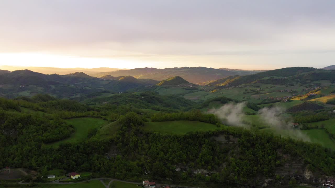 空中美丽的照片，自然绿色的小山在多云的天空在日落-亚平宁山脉，意大利视频素材