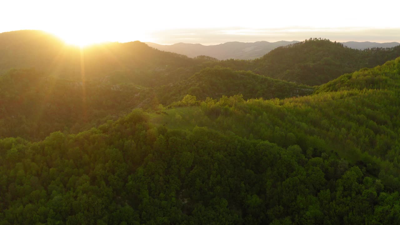 鸟瞰图:美丽的亚平宁山脉在多云的天空在日落视频素材