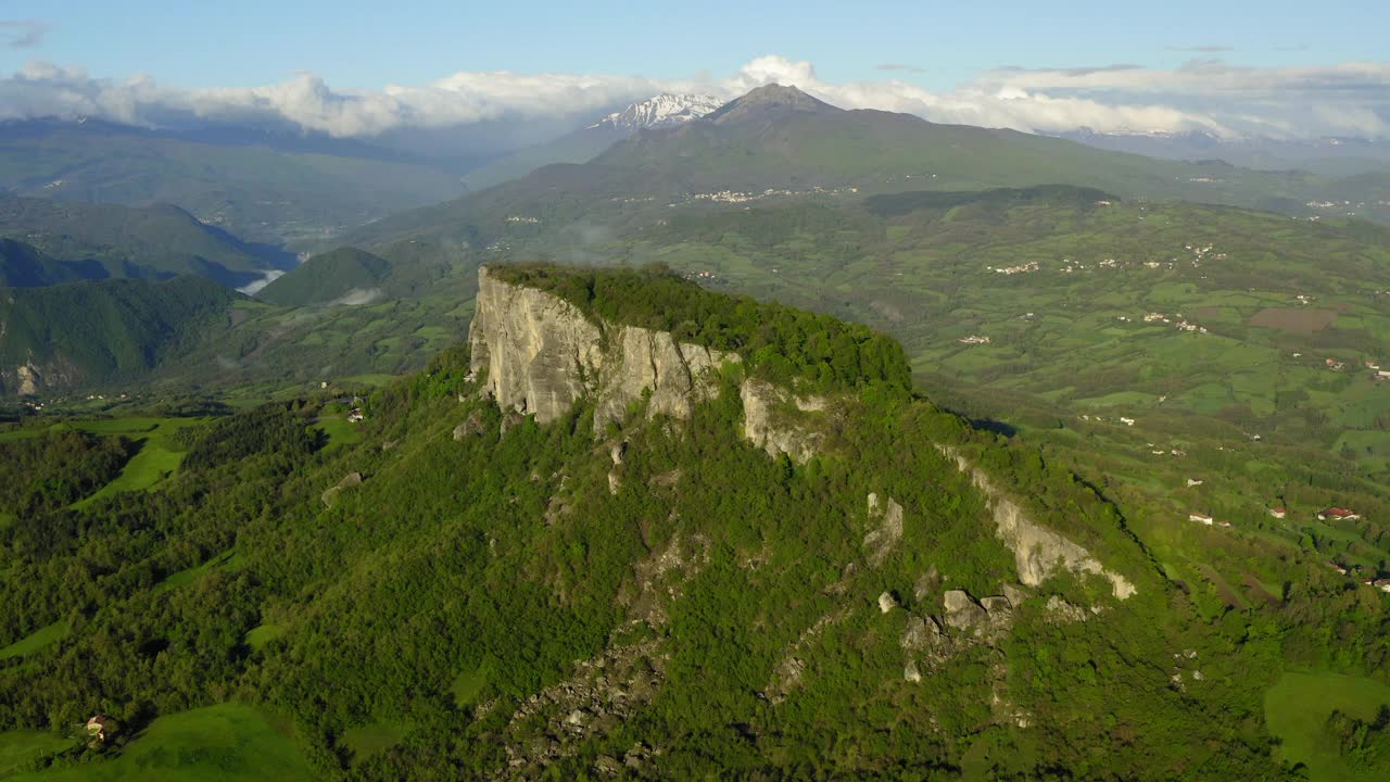 空中拍摄的亚平宁山脉在多云的天空，无人机在冬季飞行-亚平宁山脉，意大利视频素材