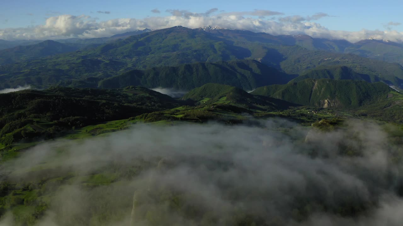 航拍:亚平宁山脉的美丽景色，云移动在绿色景观-亚平宁山脉，意大利视频素材