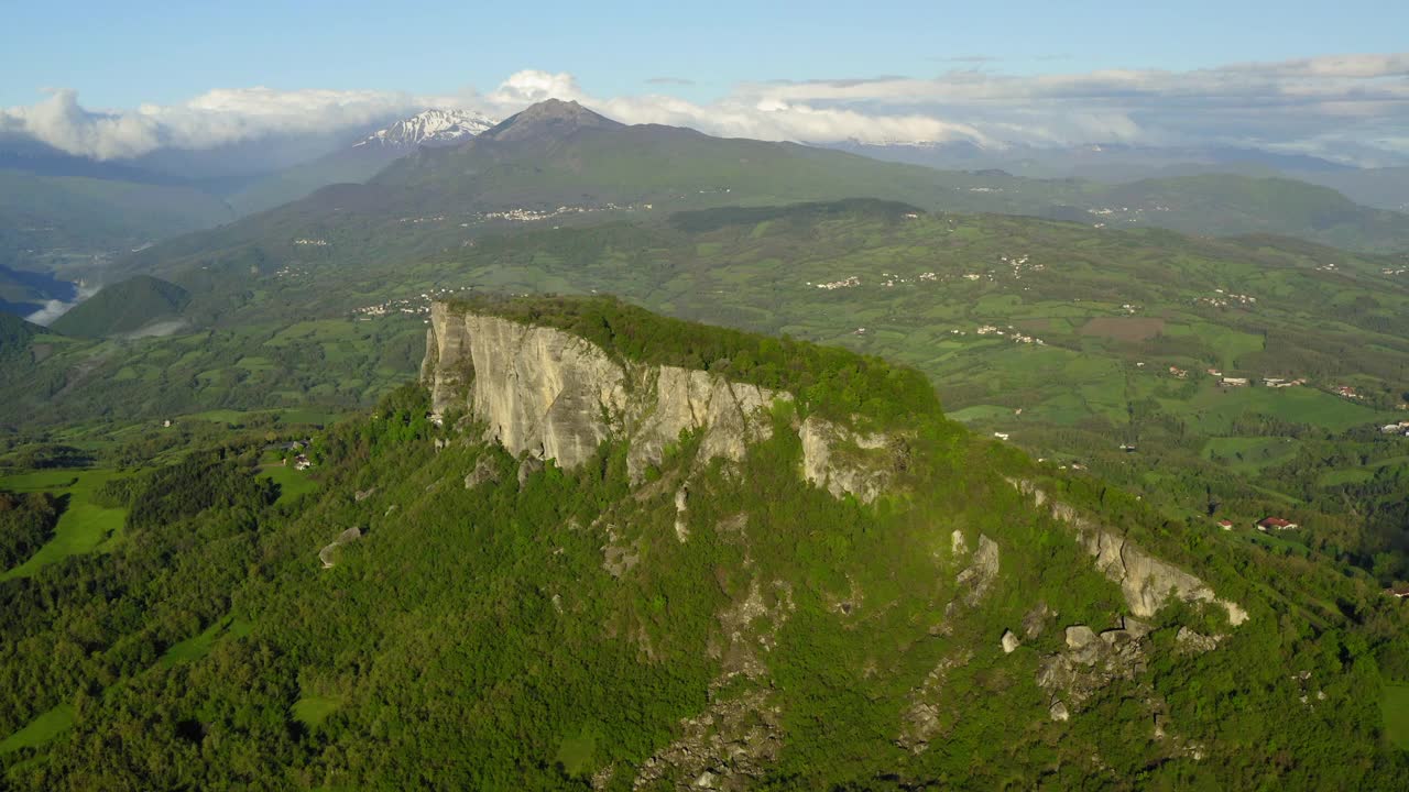 自然绿色岩层的空中美丽镜头，无人机在景观植物上飞行-亚平宁山脉，意大利视频素材