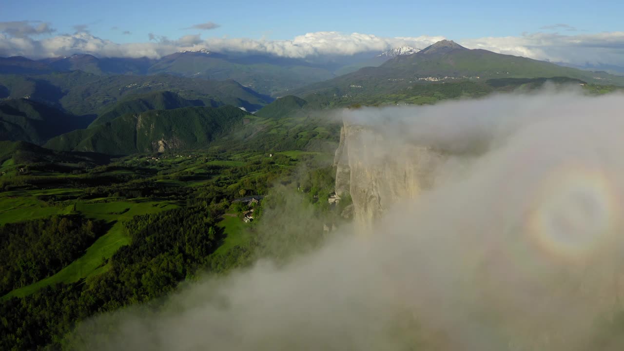 在山上的绿色植物和树木的空中风景，无人机飞过白云和镜头耀斑-亚平宁山脉，意大利视频素材