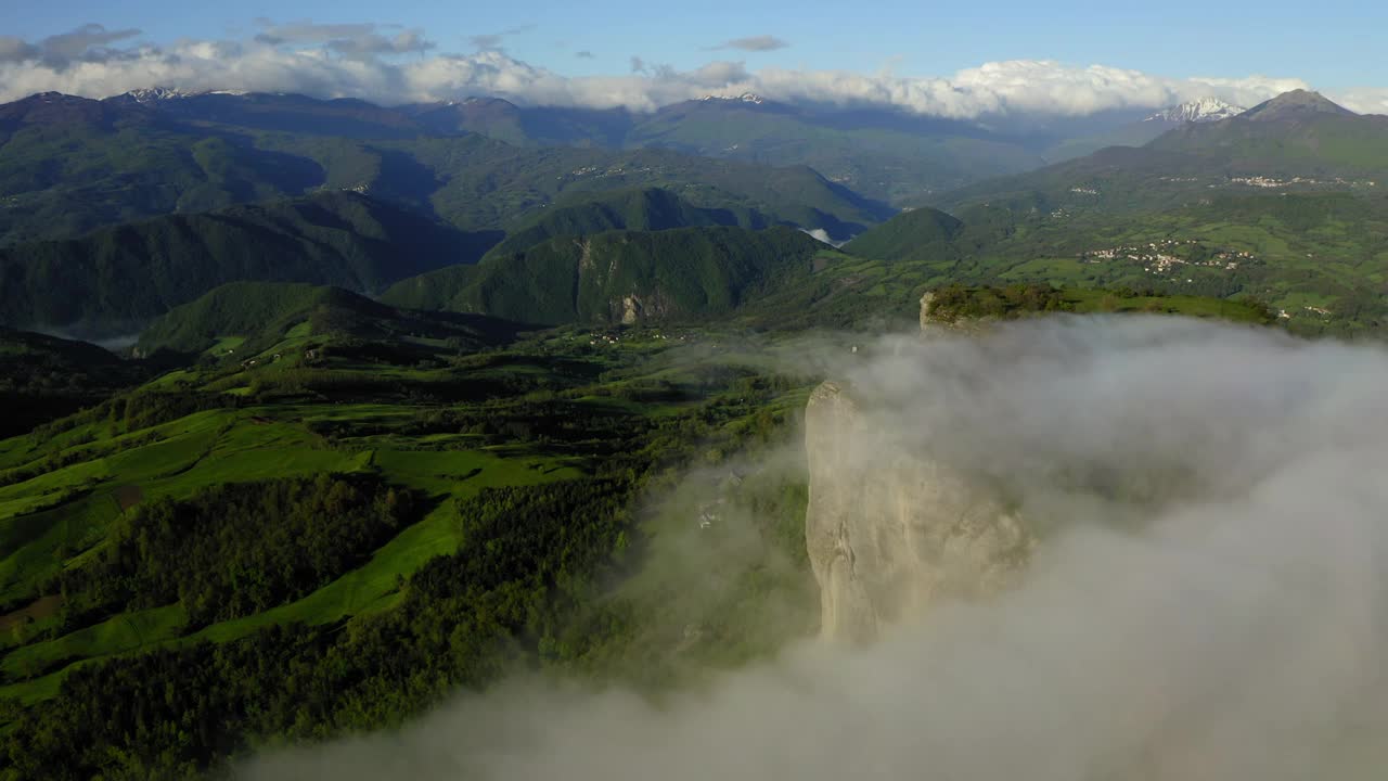 绿色天然山丘的空中田园照片，无人机飞过白云-亚平宁山脉，意大利视频素材