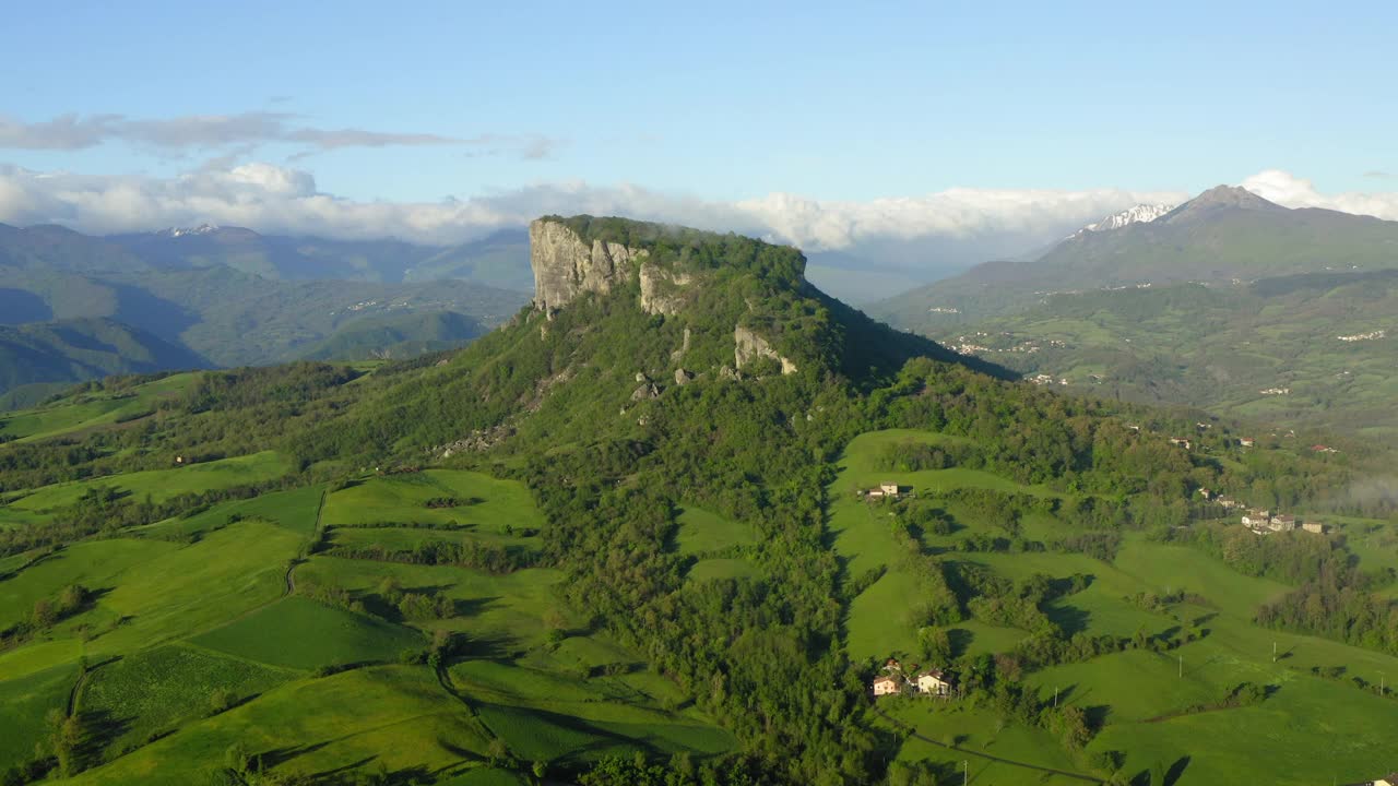 冬季绿色天然岩层的空中风景拍摄-意大利亚平宁山脉视频素材