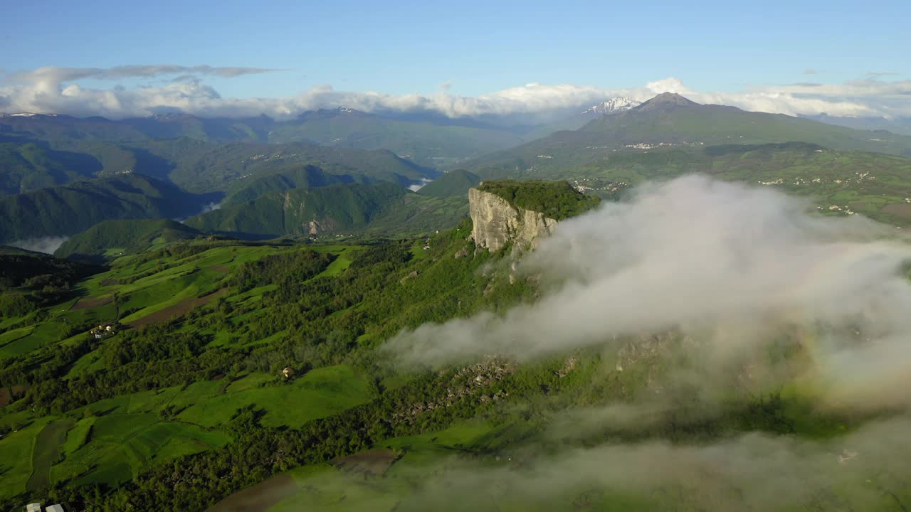 亚平宁雪山的空中风景，无人机飞越绿色景观-亚平宁山脉，意大利视频素材