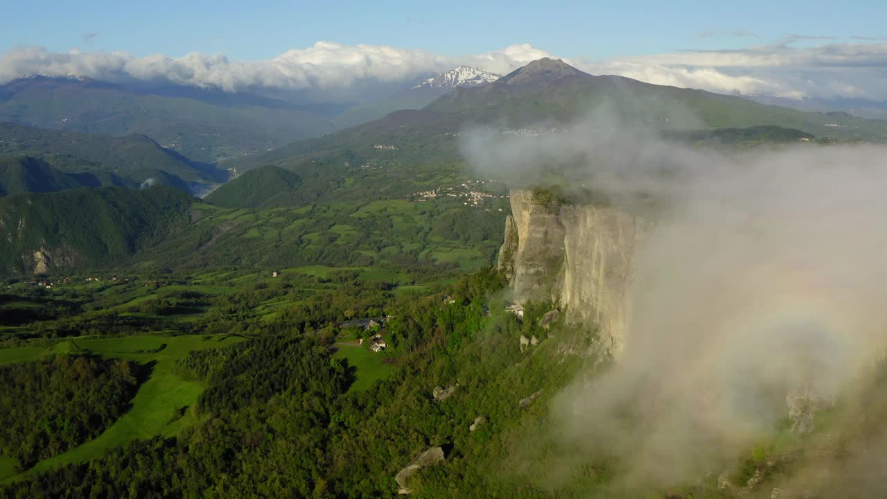 空中前进的风景雪山对多云的天空，无人机飞过云层-亚平宁山脉，意大利视频素材