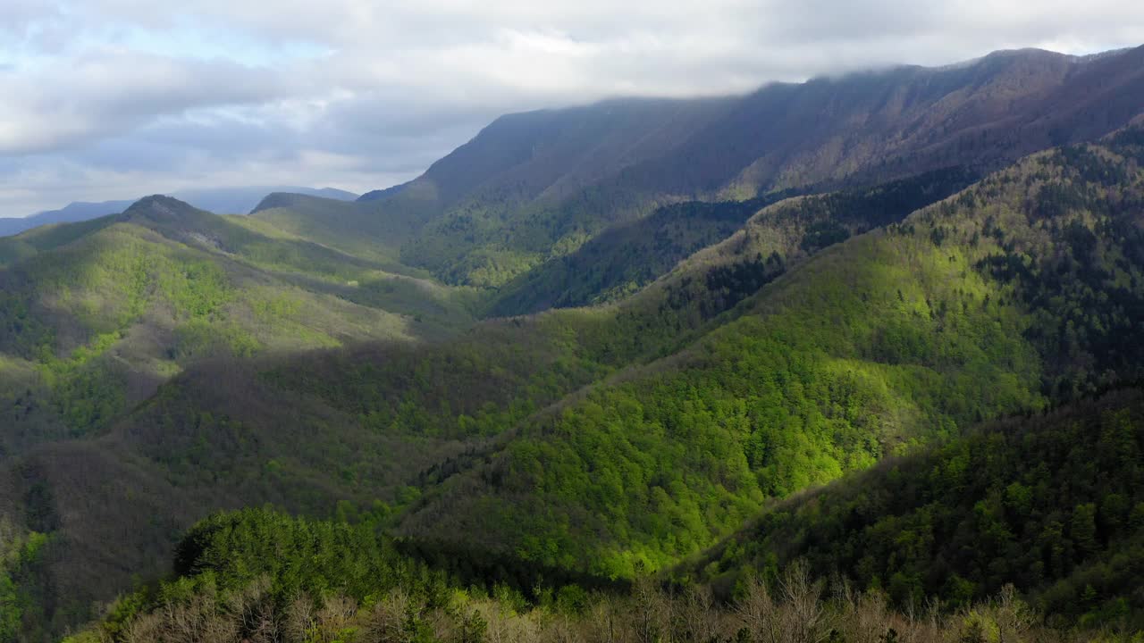 绿色山丘上空的云朵，无人机在植物和树木上飞行的风景-亚平宁山脉，意大利视频素材