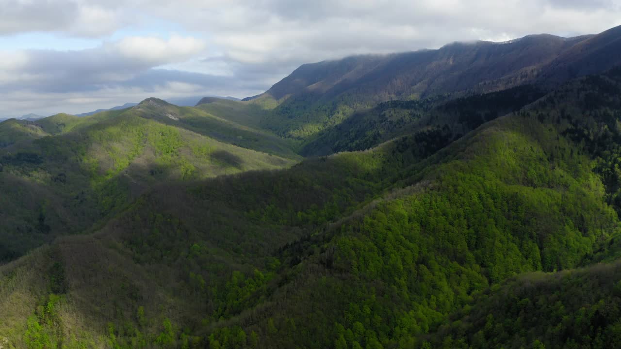 空中美丽的绿色天然小山对多云的天空-亚平宁山脉，意大利视频素材