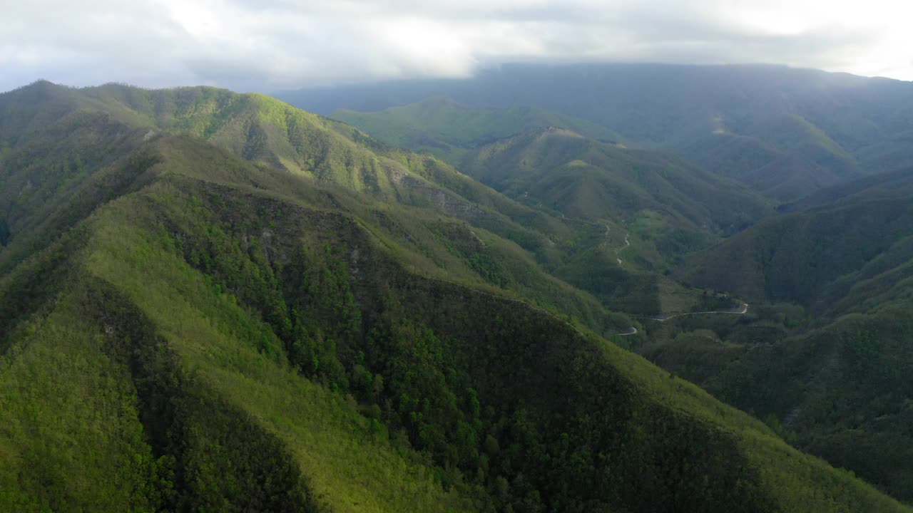 绿色山脉的空中风景，无人机飞过森林-亚平宁山脉，意大利视频素材