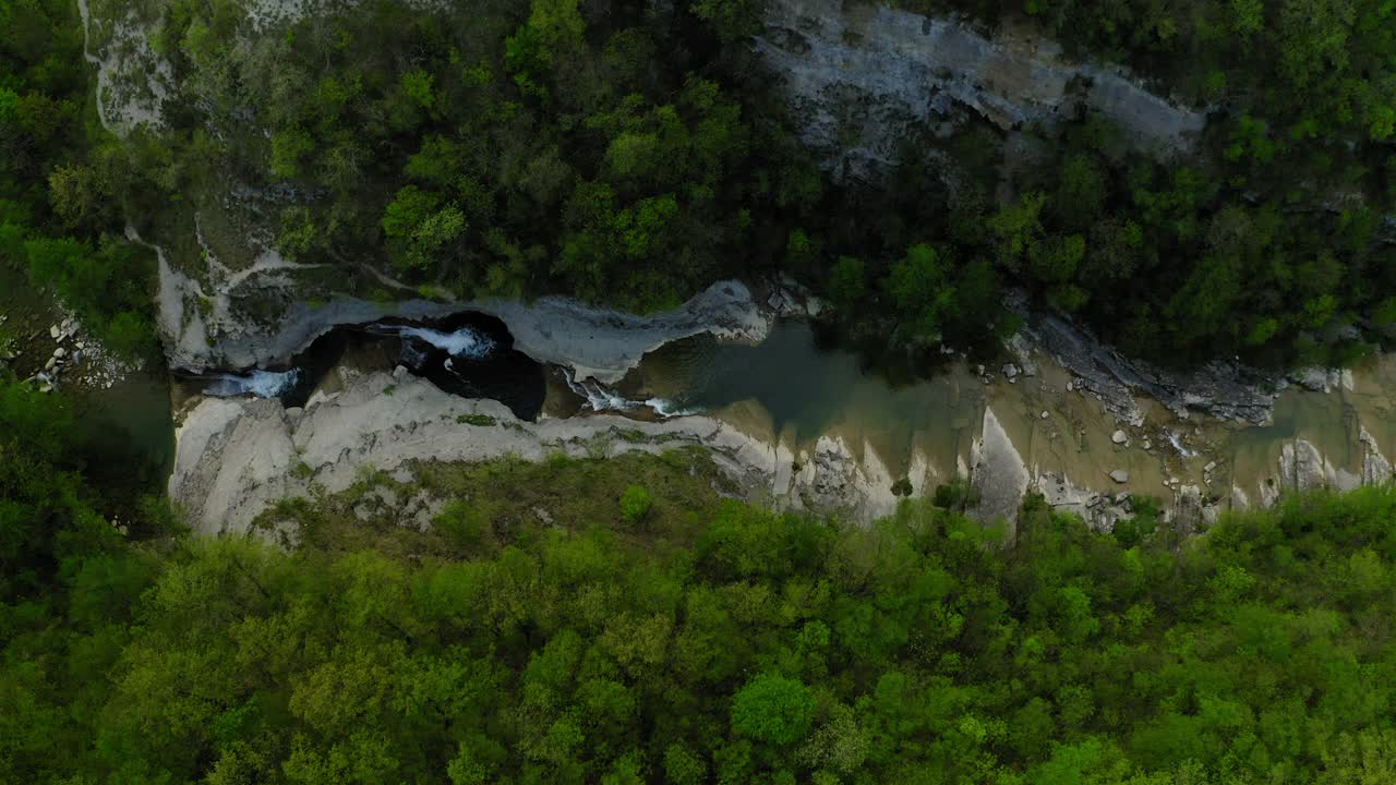 空中山顶的河流在山中的美丽镜头，无人机飞过树木-亚平宁山脉，意大利视频素材