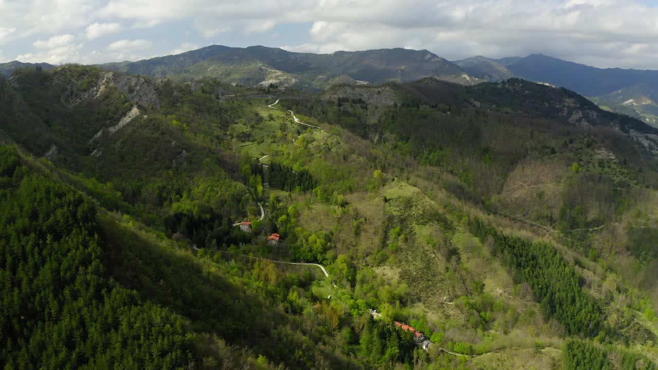 空中前进的结构在山上的美丽镜头，无人机飞过绿色景观-亚平宁山脉，意大利视频素材