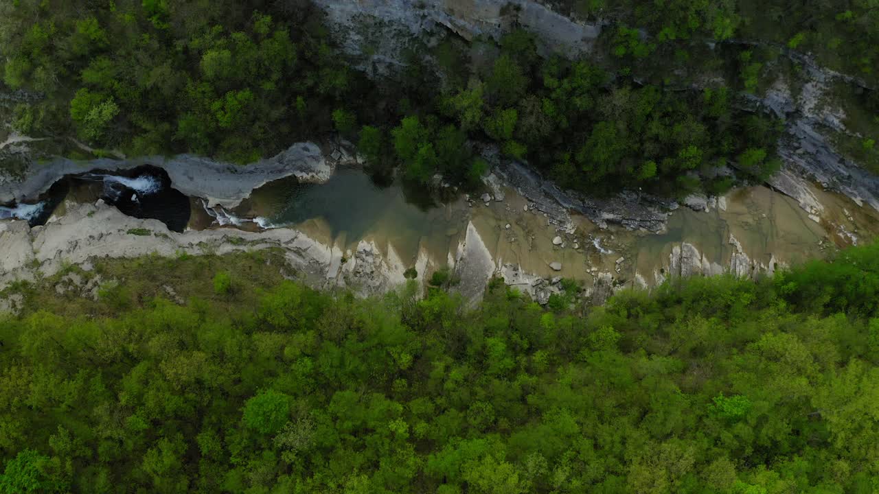 空中顶部风景的河流流动的岩层，无人机飞过绿树-亚平宁山脉，意大利视频素材