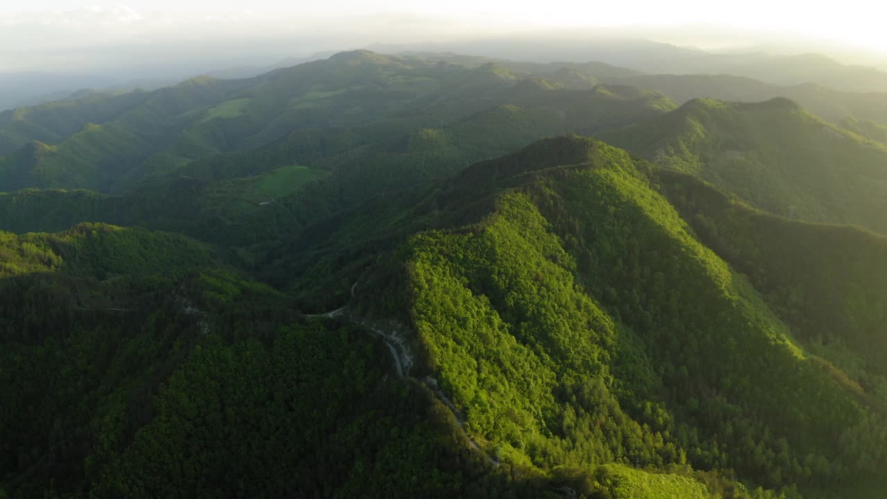 空中平移阳光下绿色山脉的美丽镜头-意大利亚平宁山脉视频素材