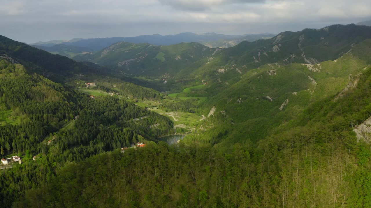 空中美丽的河流在绿树之间，无人机飞过丘陵-亚平宁山脉，意大利视频素材