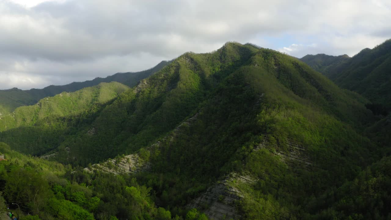 绿色天然山脉的空中风景，无人机在森林上空飞行前进-亚平宁山脉，意大利视频素材