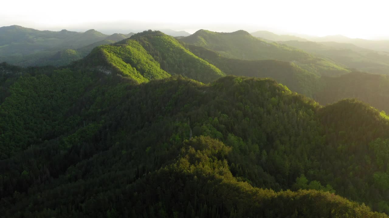 空中美丽的绿色亚平宁山脉与多云的天空视频素材