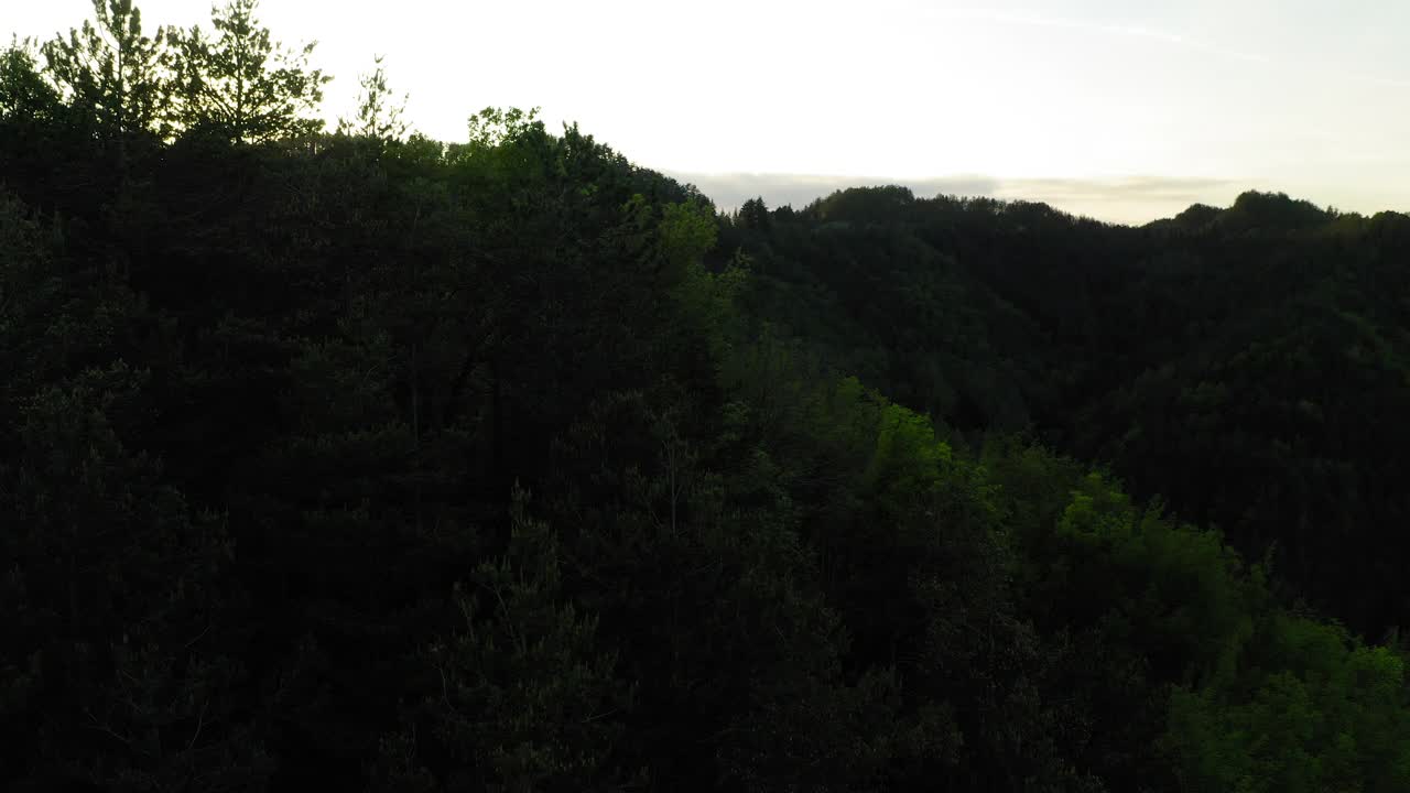 空中:日落时山上绿树的风景-亚平宁山脉，意大利视频素材