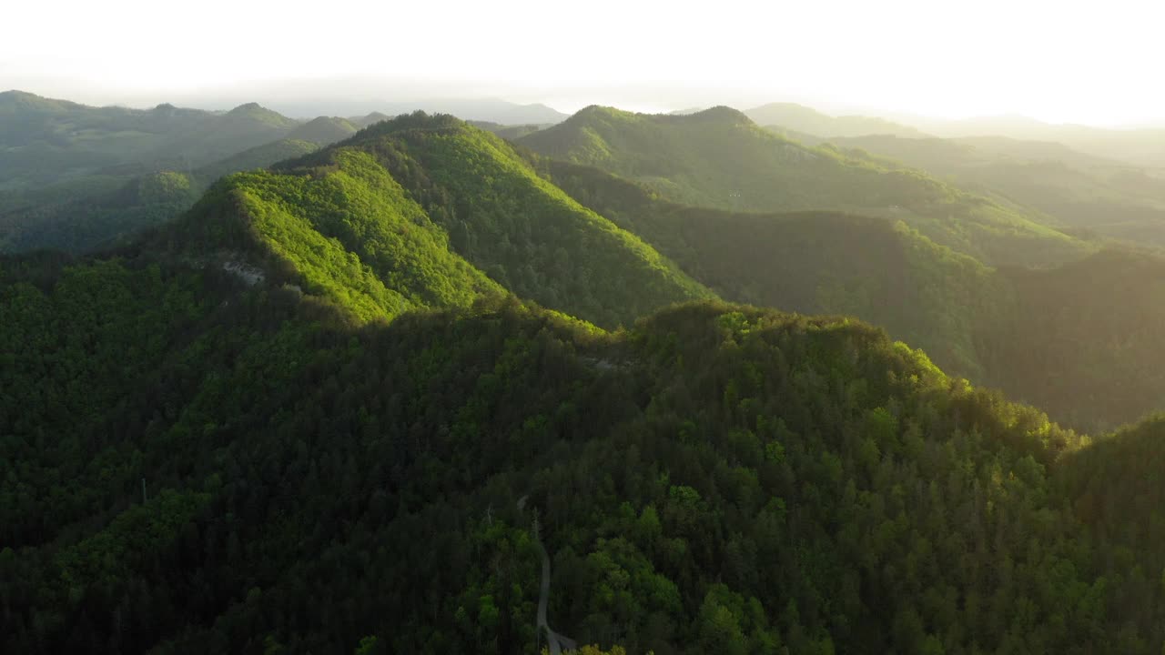 自然山脉的空中风景拍摄，无人机飞过绿色森林-亚平宁山脉，意大利视频素材