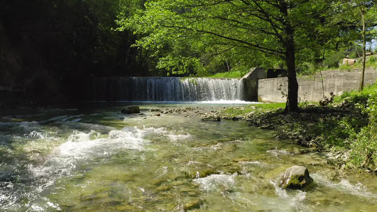 航拍:森林瀑布的美丽镜头，无人机飞过河流中的岩石-亚平宁山脉，意大利视频素材