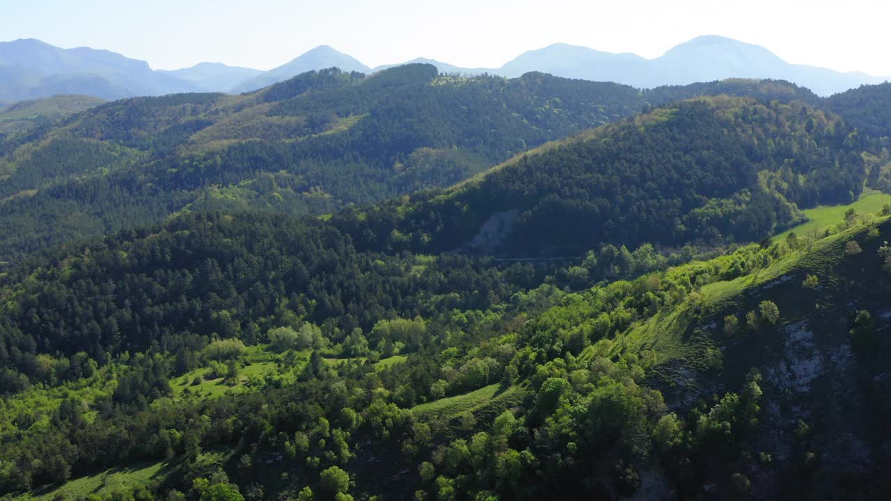 在晴朗的日子绿色山脉的空中前进风景-亚平宁山脉，意大利视频素材