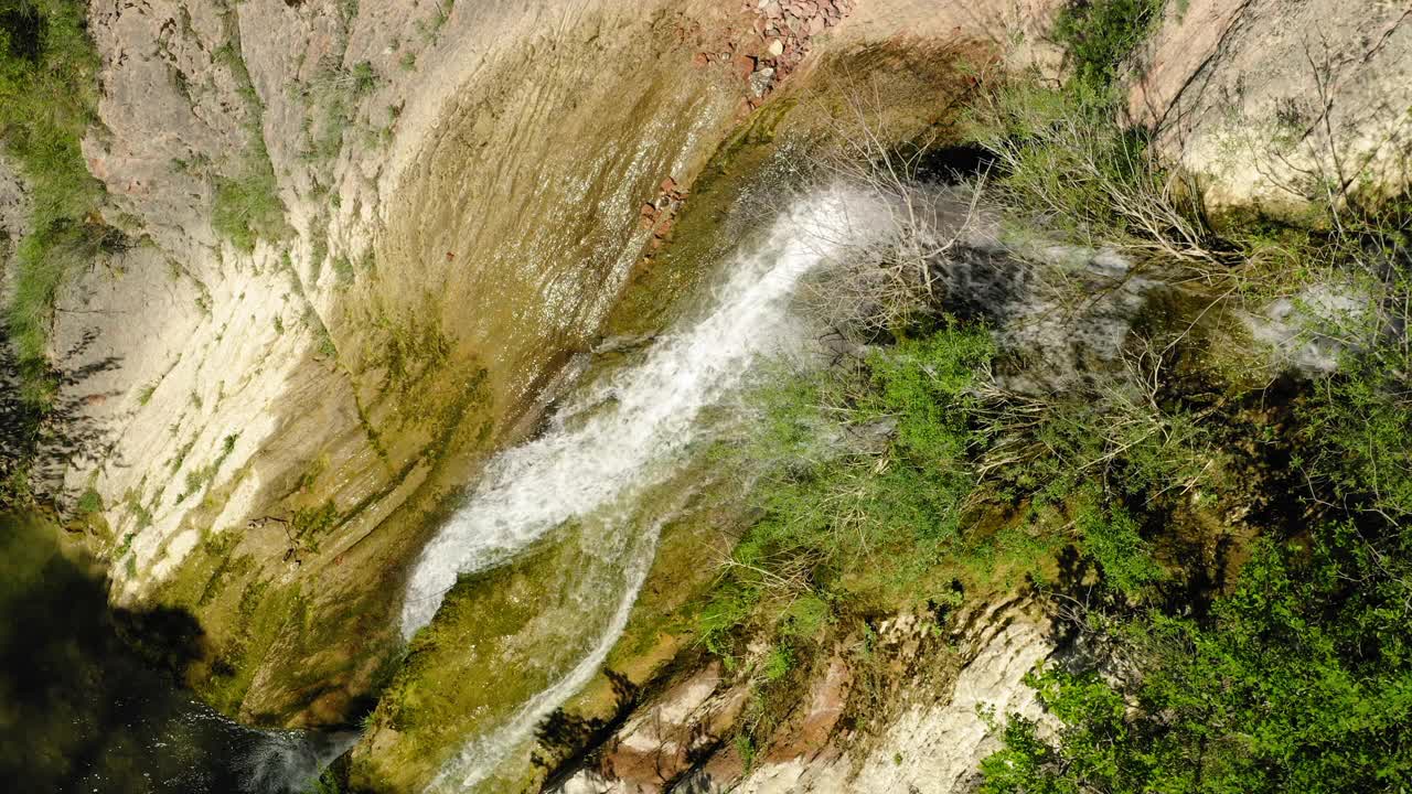 鸟瞰图:水流动在岩石形成，无人机飞行向上植物-亚平宁山脉，意大利视频素材