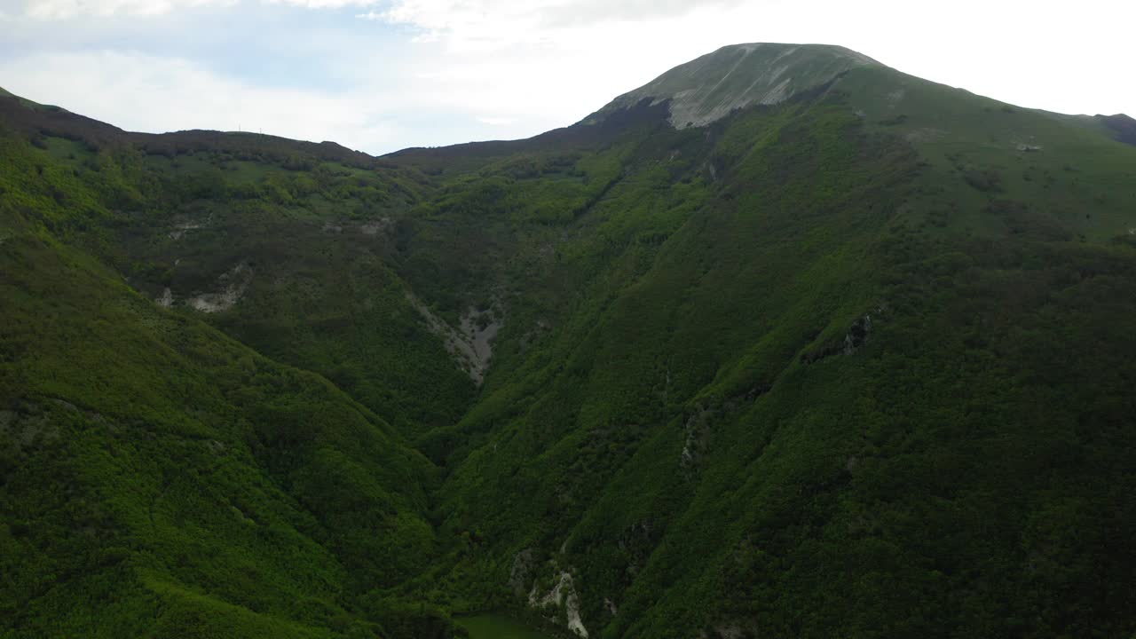 绿色山脉的空中风景在多云的天空-亚平宁山脉，意大利视频素材