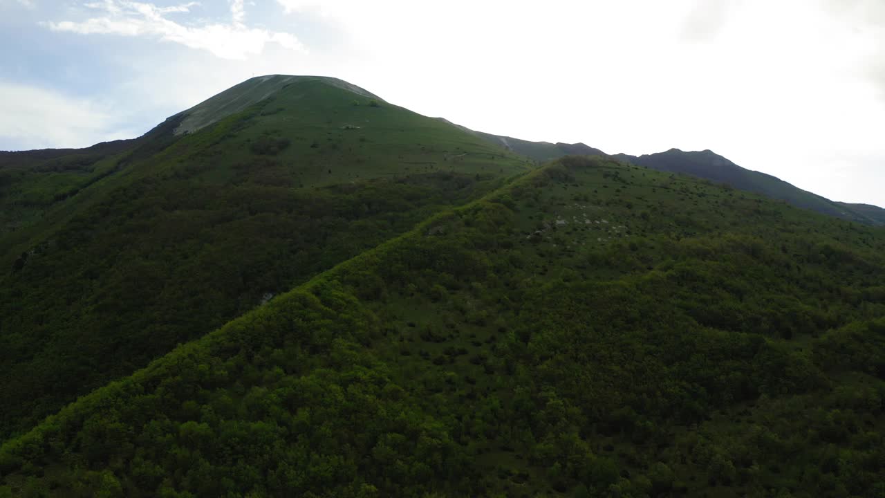 空中:岩石上的植物在多云的天空-亚平宁山脉，意大利田园诗般的拍摄视频素材