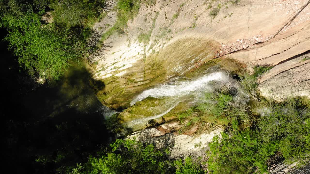 空中拍摄:岩石上的瀑布，无人机在绿色植物上向下飞行-亚平宁山脉，意大利视频素材