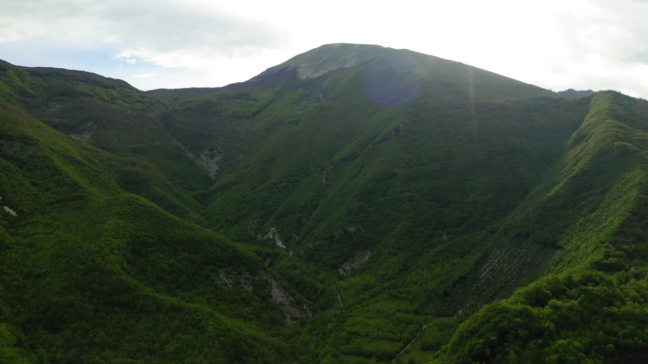 云天下亚平宁山脉的空中向后风景视频素材