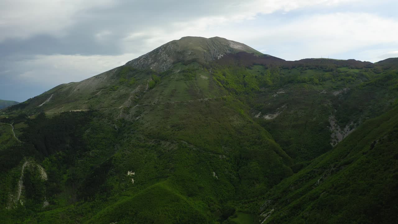 空中美丽的亚平宁山在多云的天空，无人机飞过绿色植物-亚平宁山，意大利视频素材