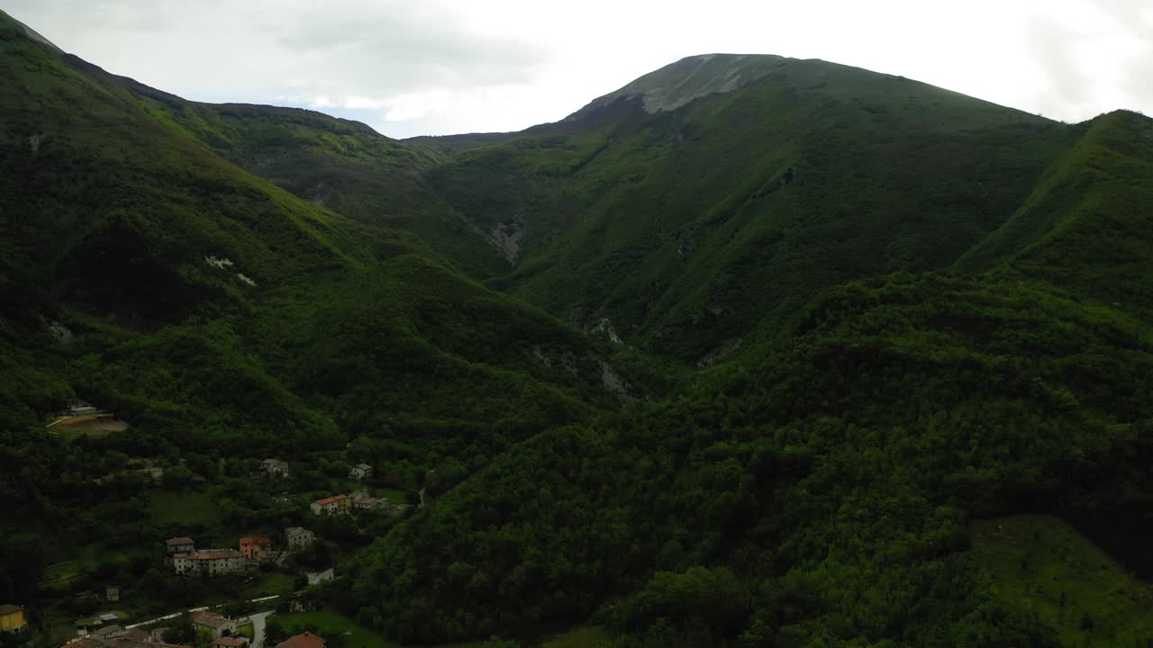 绿色景观上的空中建造住宅，无人机飞过绿色植物-意大利亚平宁山脉视频素材