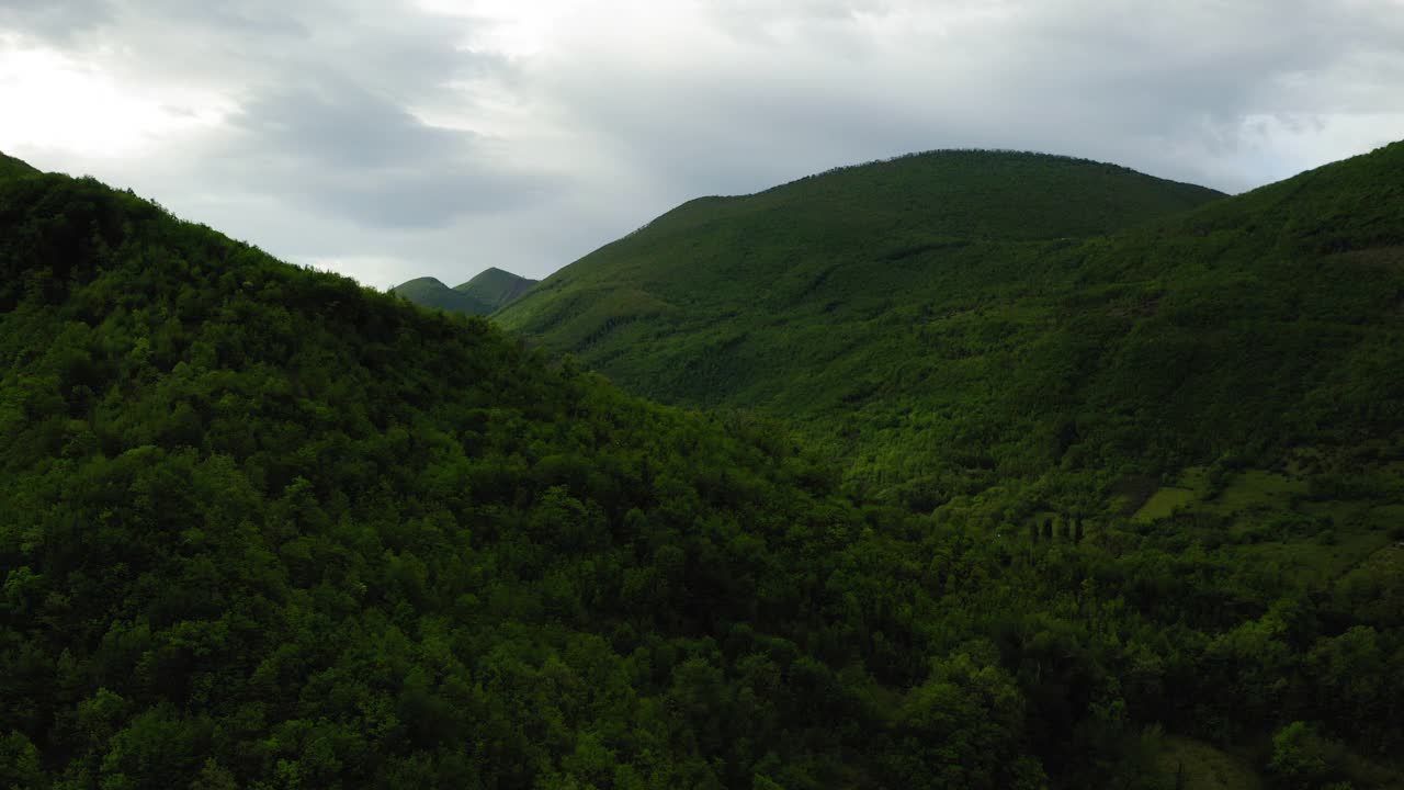 绿色山脉的空中美丽镜头，无人机在景观结构上飞行前进-亚平宁山脉，意大利视频素材