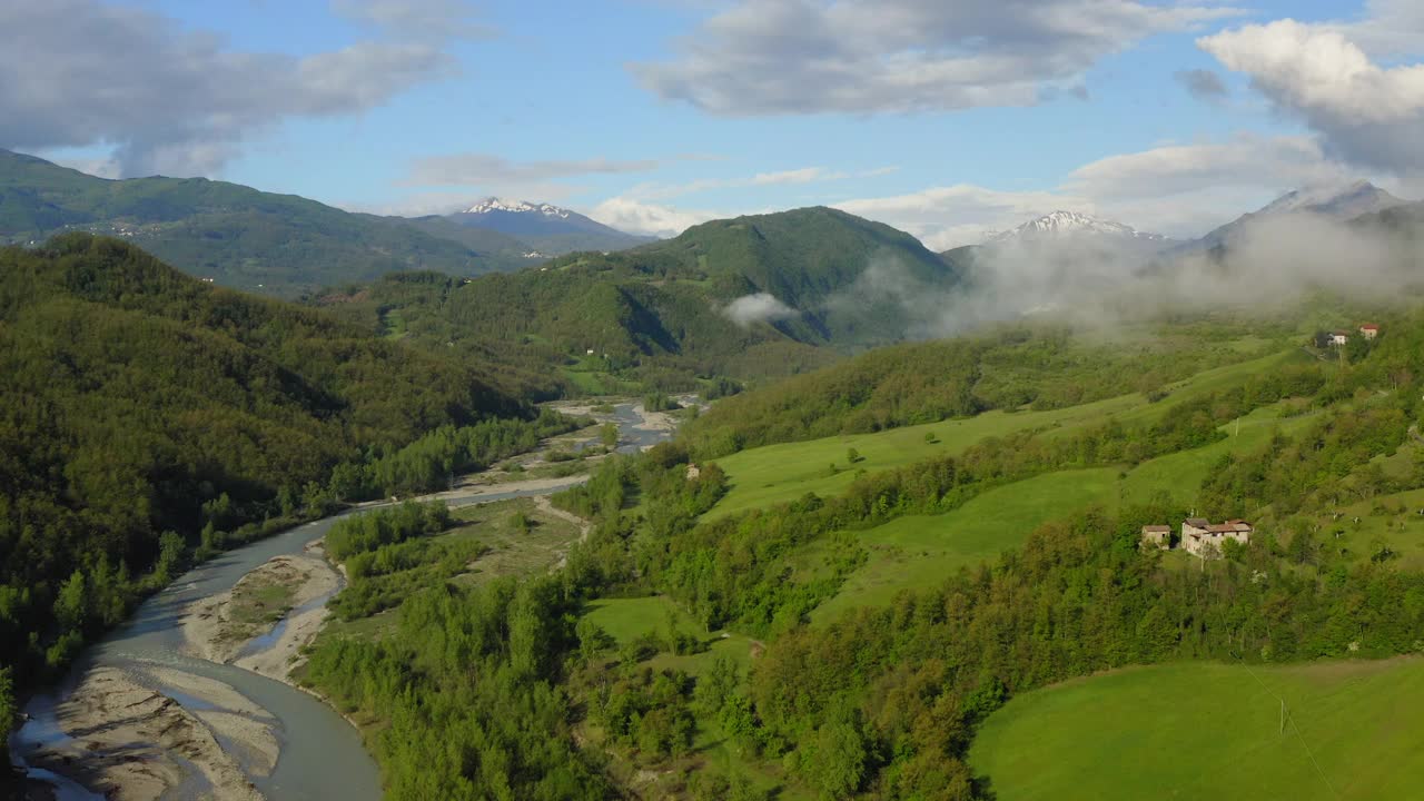 在绿色景观中的河流的空中风景拍摄，无人机在冬季飞行-亚平宁山脉，意大利视频素材