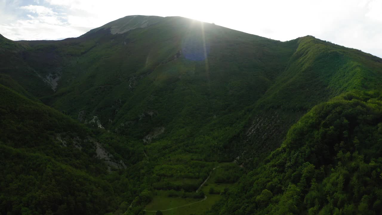 空中拍摄亚平宁山脉，无人机在绿色景观上飞行前进视频素材