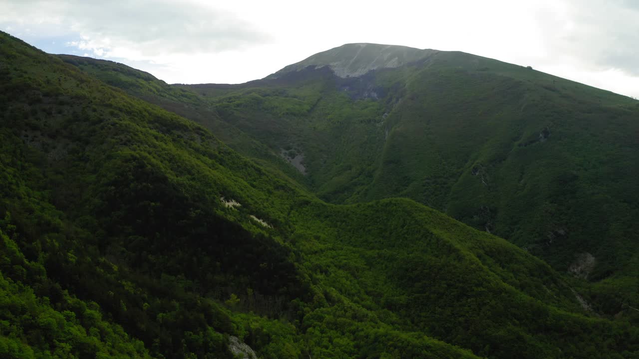 空中田园般的绿色亚平宁山脉与多云的天空视频素材