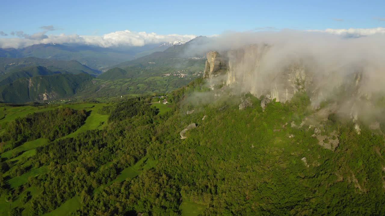 空中云团在天然岩石上移动，无人机向后飞过绿色景观-亚平宁山脉，意大利视频素材