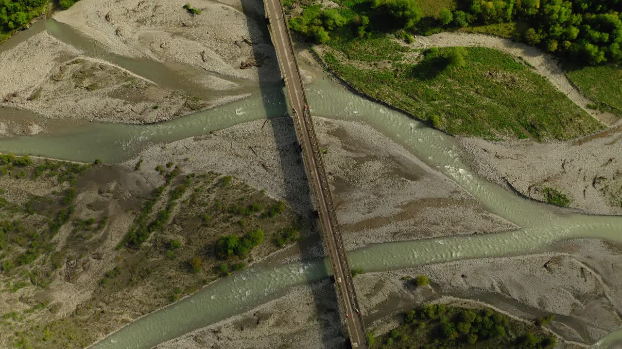 空中顶部的河流上建造的桥，无人机在景观上飞行的美丽镜头-亚平宁山脉，意大利视频素材